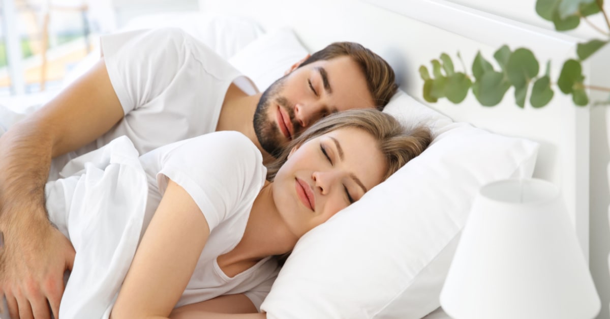 naine ja mees magamas